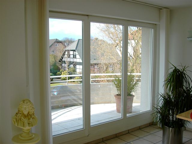 Am Ackerrain 1.OG West Blick vom Wohnzimmer ueber Balkon nach Westen1506